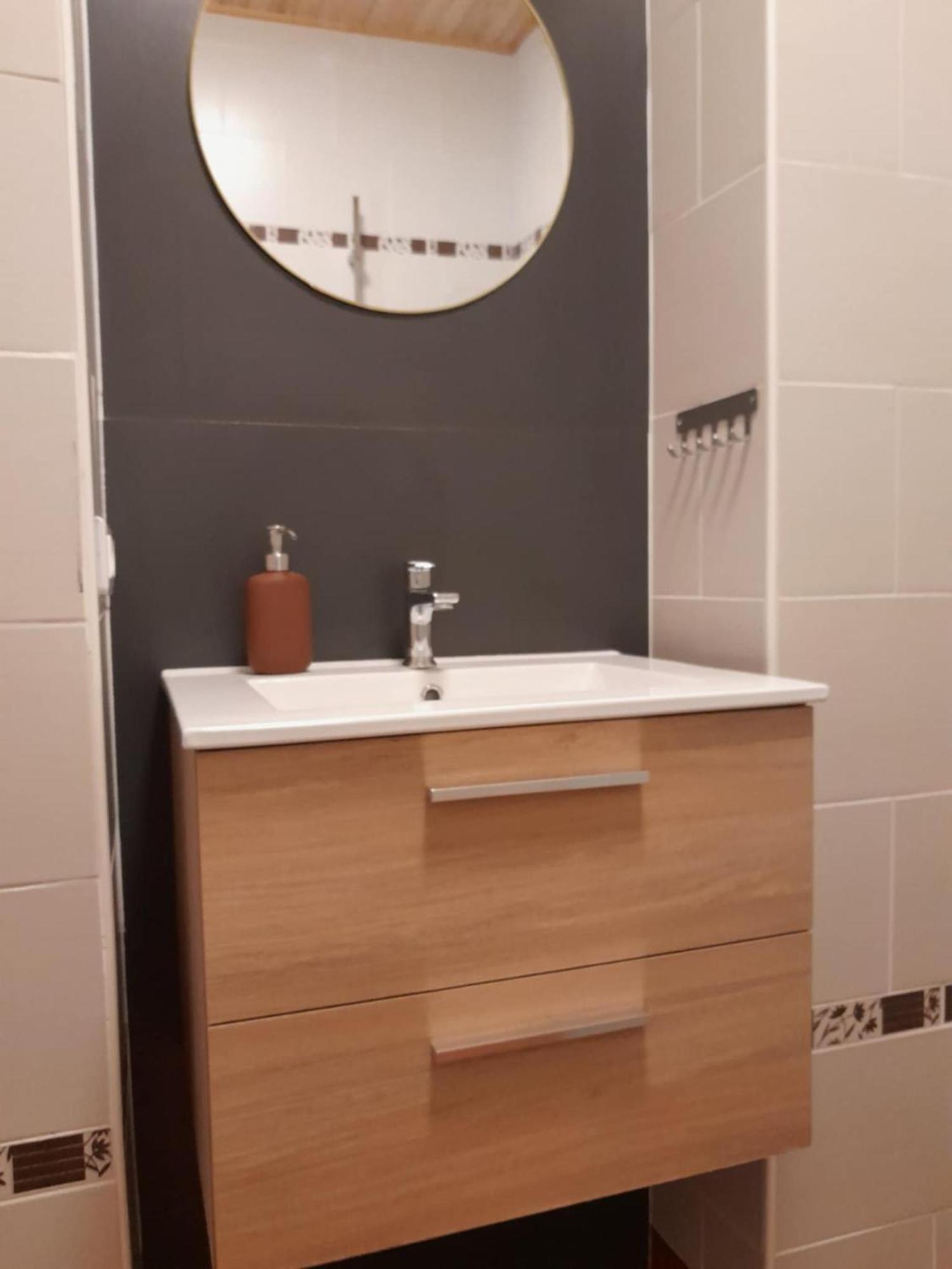Gite "La Petite" Saint-Benoit-du-Sault Ngoại thất bức ảnh